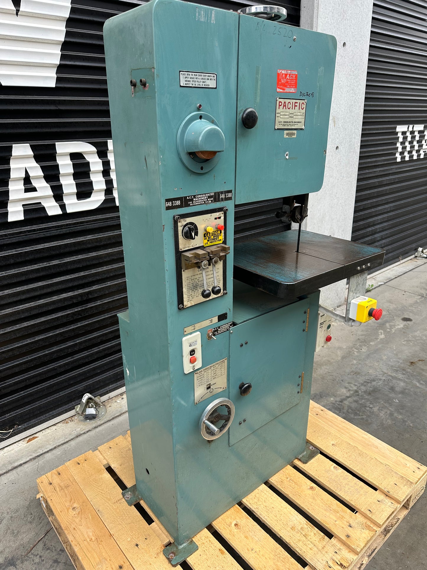 Used Pacific KB-30 Vertical Metal Bandsaw