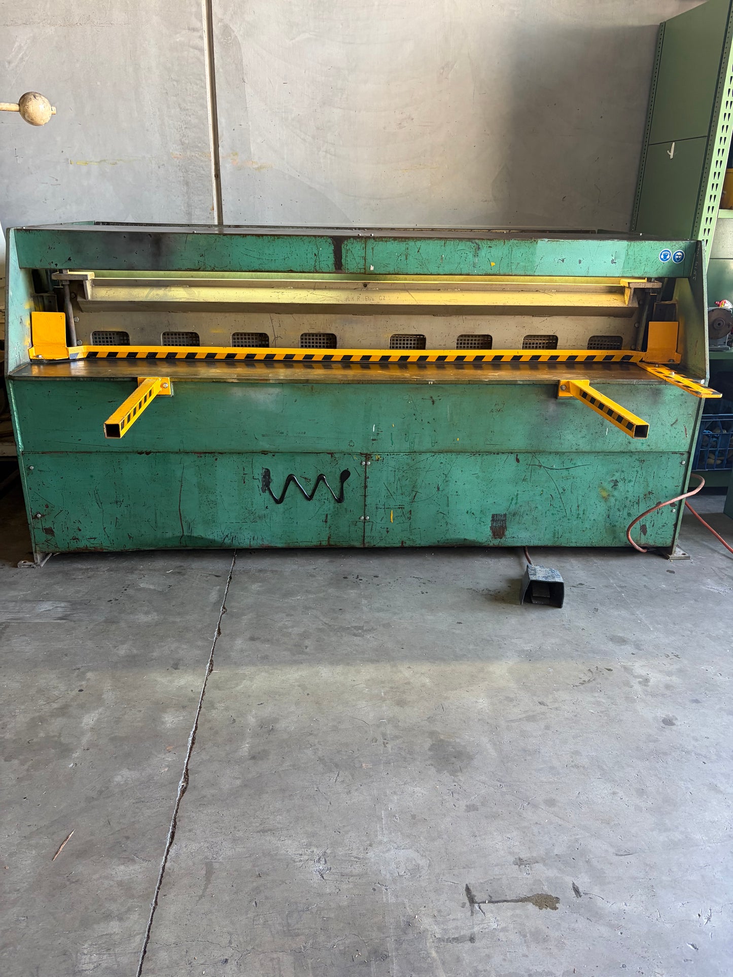 Used 2400mm x 3mm Hydraulic Guillotine