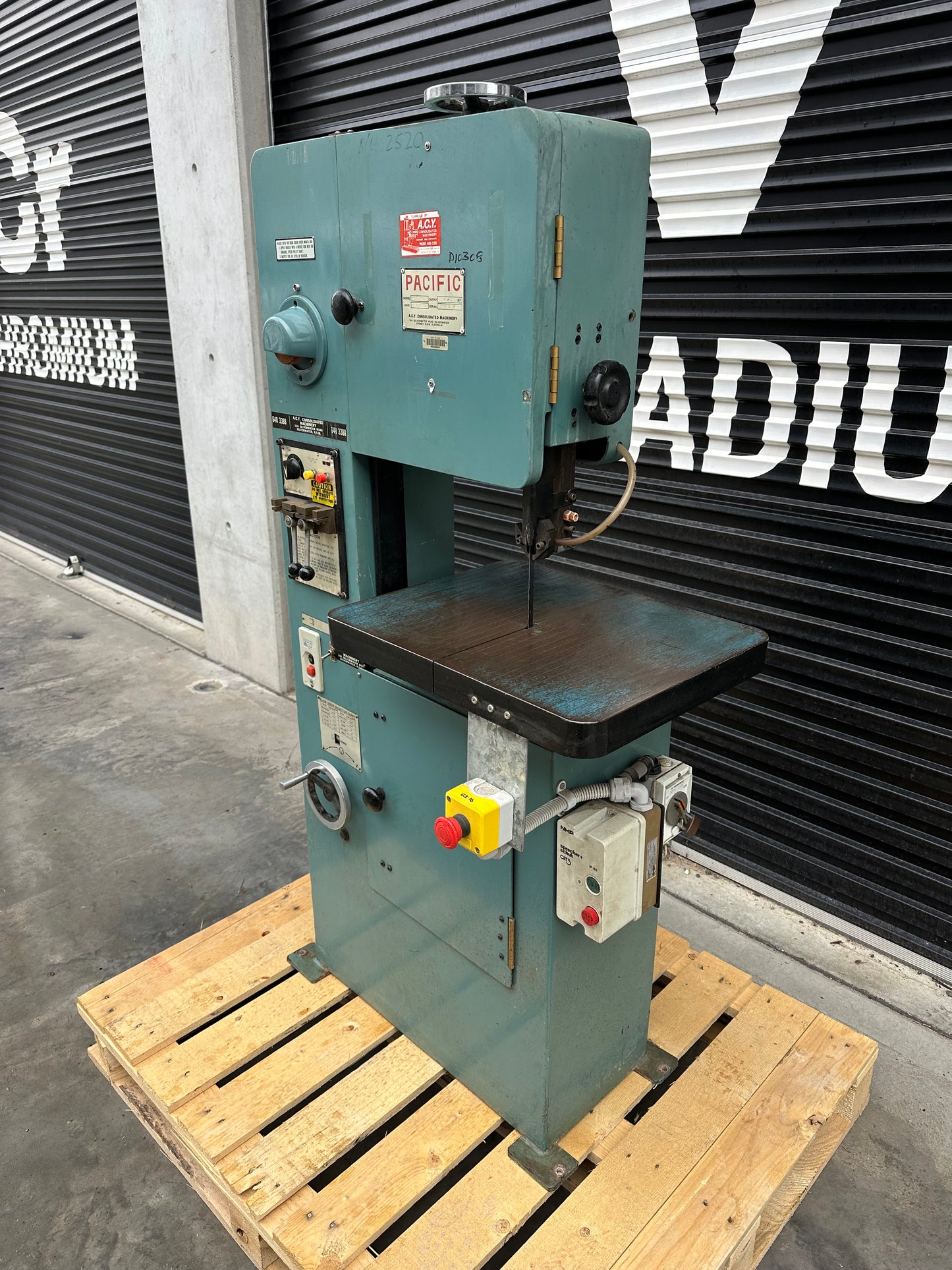 Used Pacific KB-30 Vertical Metal Bandsaw