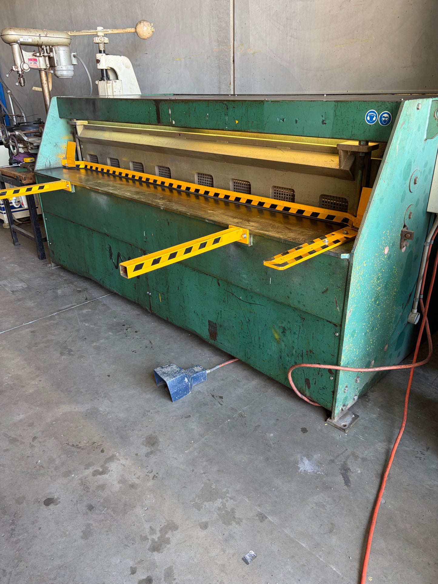 Used 2400mm x 3mm Hydraulic Guillotine