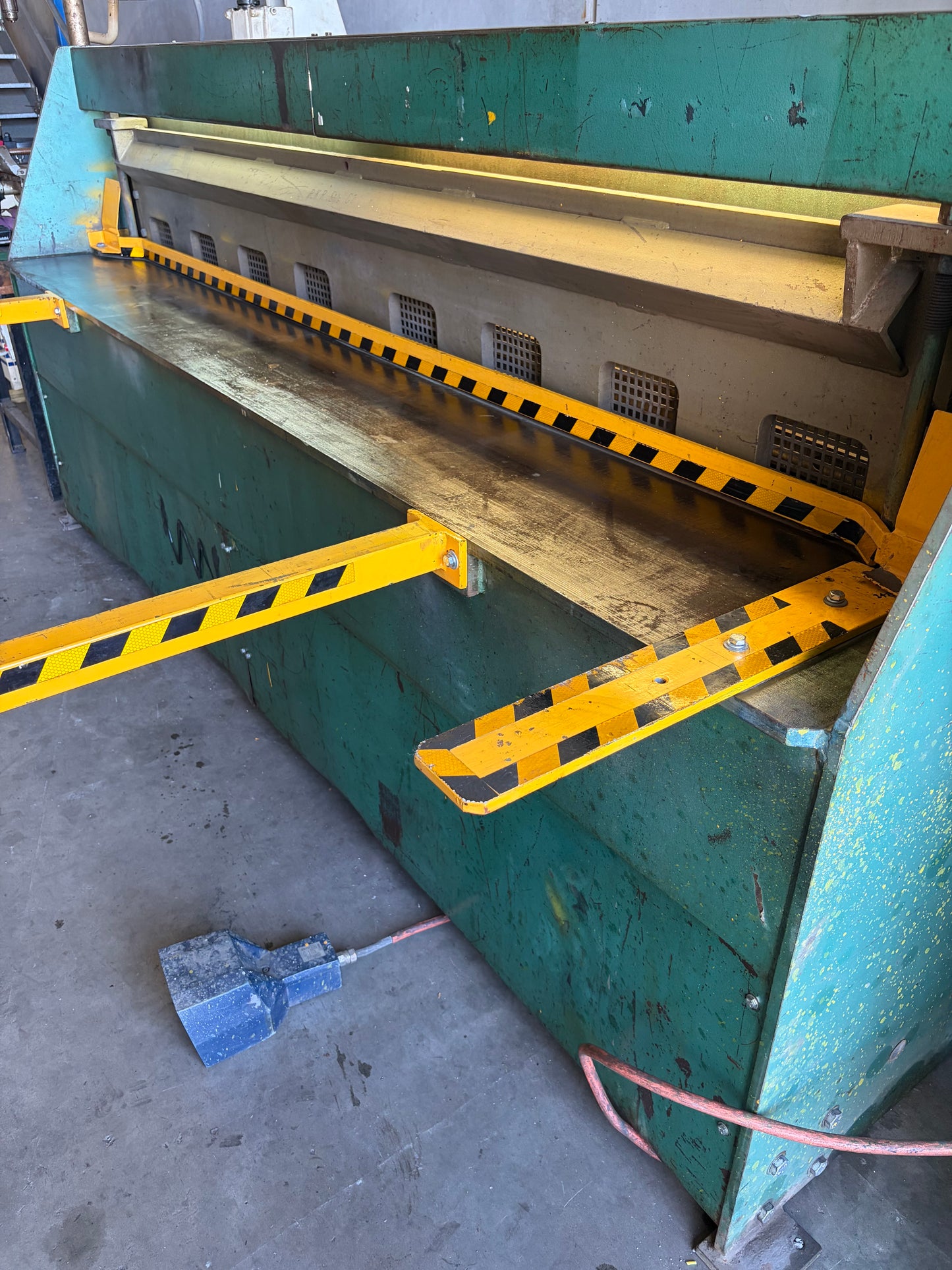 Used 2400mm x 3mm Hydraulic Guillotine
