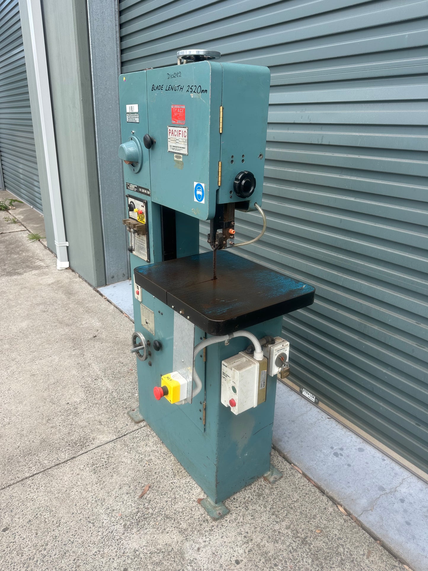 Used Pacific KB-30 Vertical Bandsaw